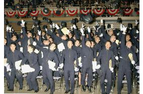 (2)Koizumi tells defense grads of need to boost response to new threats