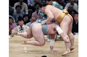 Asashoryu blows away Kokkai to stay in front at spring sumo
