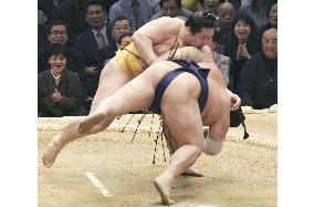 Asashoryu continues winning ways at spring sumo