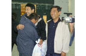 (2)2 freed crew members reunited with colleagues in S. Korea