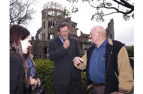 (2)Foreign Minister Downer visits Hiroshima