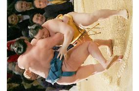 Asashoryu pummels Hakuho to stay in lead at spring sumo