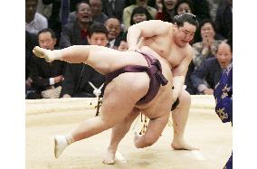 Asashoryu rolls over Miyabiyama to stay perfect