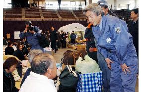 (2)Koizumi visits quake-hit Genkai Island