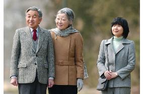 (1)Emperor Akihito, Empress Michiko, Princess Nori at rest