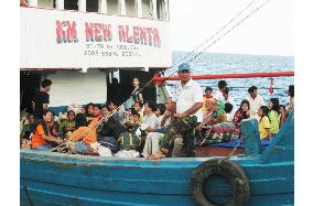 Nias islanders leave Indonesia's quake-hit Nias