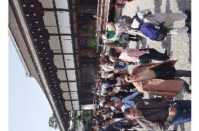Imperial palace in Kyoto open to public viewing