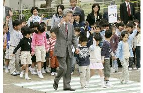 Koizumi appeals to schoolchildren for traffic safety