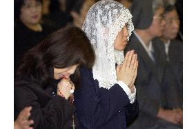 (1)1,500 people attend Tokyo mass for Pope John Paul II