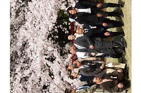 (2)Koizumi hosts cherry blossom party