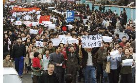 (3)Thousands of Chinese rally against Japan in Beijing