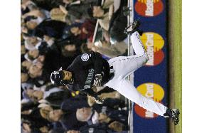 Ichiro singles twice as Mariners tame Rangers