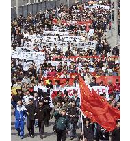 (2)Protesters march in anti-Japanese demonstration
