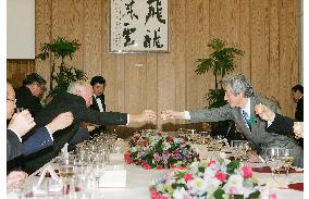 (4)Howard meets with Koizumi