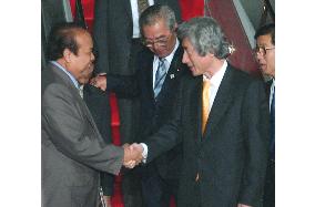 (2)Koizumi arrives in Jakarta, focus on China, U.N. reform