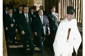 (1)80 lawmakers visit Yasukuni Shrine