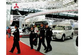 (1)China's auto show opens in Shanghai with enhanced security