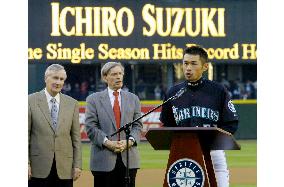 Ichiro receives 'hits-toric' award from commissioner