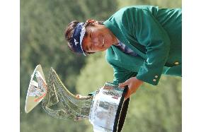 N. Ozaki hangs on to win Tsuruya Open for 31st career title