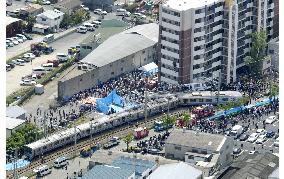 (6)Train derails, slams into apartment building in Hyogo Pref.