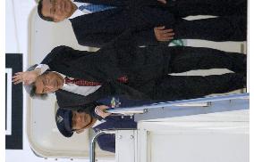 Koizumi leaves Japan on 4-nation trip