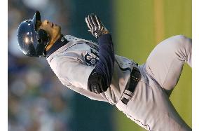 Ichiro has 3 hits to push Seattle past Oakland