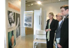 Japan holds 1st gov't-sponsored A-bomb exhibition in U.S.