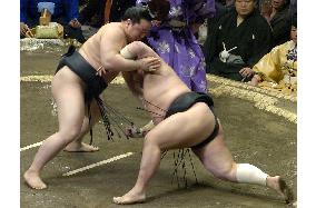 Asashoryu off to strong start at summer sumo