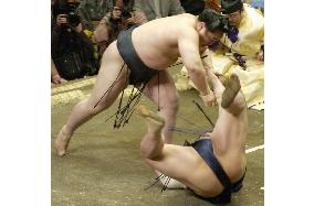 Asashoryu blows away Tochinonada on 2nd day of summer sumo