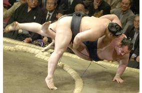 Asashoryu manhandles Roho to stay perfect at summer sumo