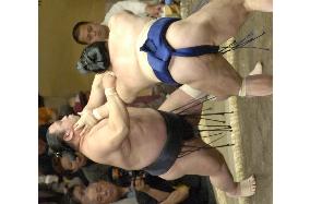 Ozeki Chiyotaikai suffers first loss at summer sumo