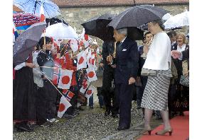 (2)Emperor, empress meets Norwegian citizens