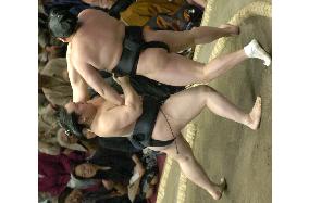Asashoryu charges full throttle with 6th win at summer sumo