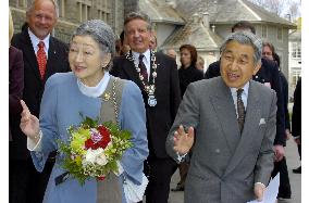 (4)Emperor, empress meets Norwegian citizens