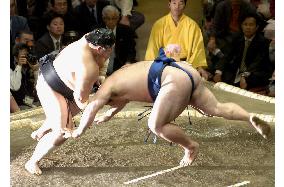 Tochiazuma beaten by Kotomitsuki at summer sumo