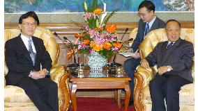 Yachi talks with China's Foreign Minister Li in Beijing