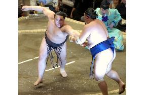 Asashoryu stays perfect on 7th day of summer sumo