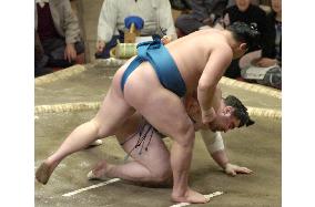 Hakuho beats Kokkai at summer sumo