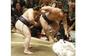 Asashoryu still in command at summer sumo