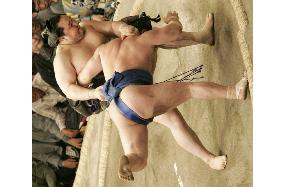 Asashoryu moves closer to 12th title at summer sumo