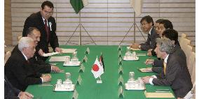 (2)Koizumi pledges $100 mil. aid to Palestinian President Abbas