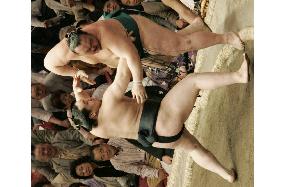 Asashoryu moves into double digits at summer sumo