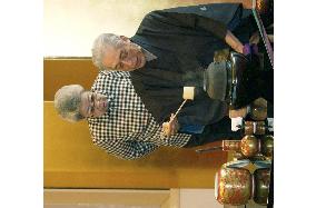 China's Vice Premier Wu enjoys tea ceremony