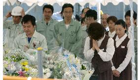 (2)Families pray for victims 1 month after deadly train crash