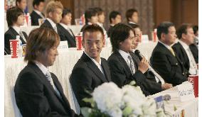 (2)Japan soccer team returns home