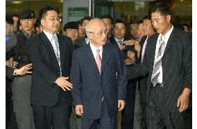 Disgraced Daewoo founder Kim Woo Choong returns home