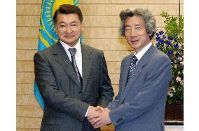 Koizumi meets Kazak PM Akhmetov