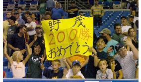 (5)Nomo posts 200th career win