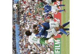 (2)Japan beaten by Mexico in Confederations opener