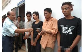 (1)Police question hostage-takers in Siem Reap incident